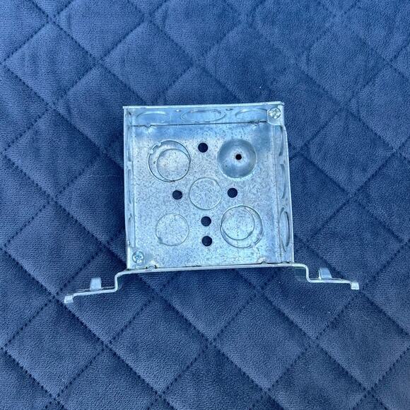 ─୨ৎ─ 4" Square Galvanized Electrical Junction Box W/ Bracket (4E-088) - Picture 1 of 4